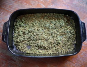 Cannabis haché prête pour la décarboxylation au four.