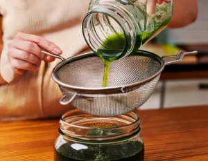 Étape 4 : Filtrage et conditionnement de la teinture