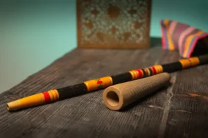 Sebsi de madera y Chillum (Chílam) de cerámica.