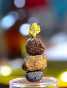 Distintos tipos de hachís y un cogollo de marihuana